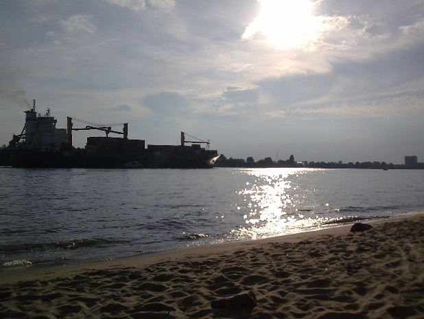 die Elbe bei Hamburg im Sonnenuntergang